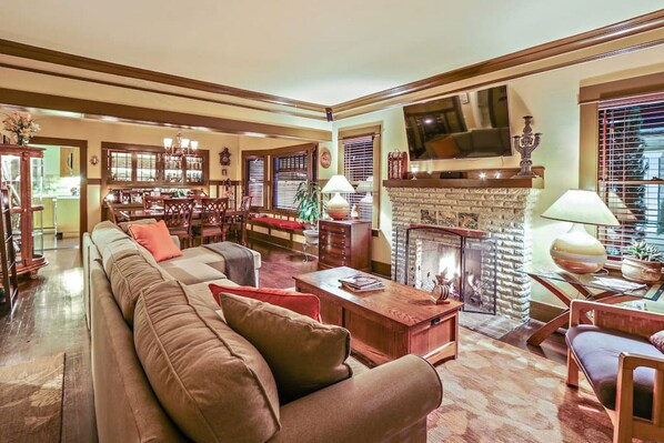 TV, fireplace - Charming Bungalow, A/C, HotTub, Close to Beach (Long Beach)