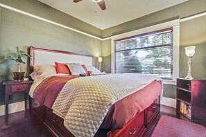 3 bedrooms, desk, iron/ironing board, travel crib - Charming Bungalow, A/C, HotTub, Close to Beach (Long Beach)