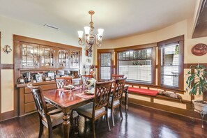 Dining - Charming Bungalow, A/C, HotTub, Close to Beach (Long Beach)