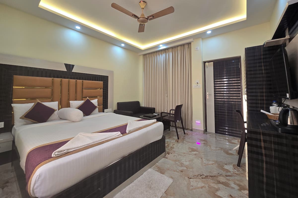Queen Room with Pool View | Escritorio y wifi gratis