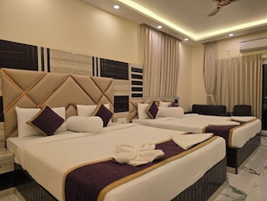 Family Room | Bathroom | Shower, towels, soap, shampoo