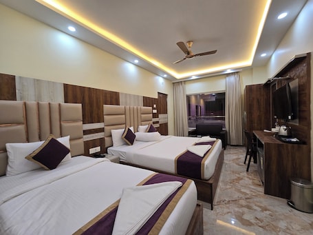 Family Room | Desk, free WiFi