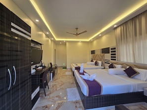 Family Room | Desk, free WiFi