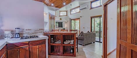 Appartement Deluxe, vue sur le jardin | Cuisine privée | Four à micro-ondes, un four, surface de cuisson, vaisselle et ustensiles