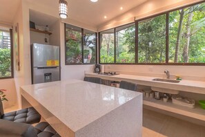 Apartament superior, vistes al jardí | Cuina privada | Microones, forn i placa de cuina