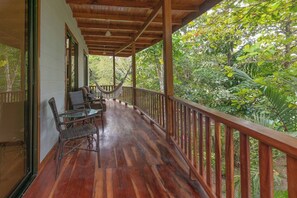 Deluxe-huoneisto, näköala puutarhaan | Terassi/patio