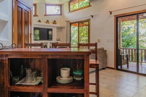 Deluxe-huoneisto, näköala puutarhaan | Oleskelualue