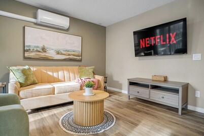 Modern 3 Beds, A/C, Underground Parking, Saddledome & Stampede