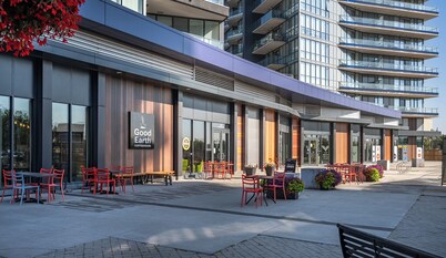 DT Riverside condo near Saddledome, UG parking, AC, 2 bedrooms