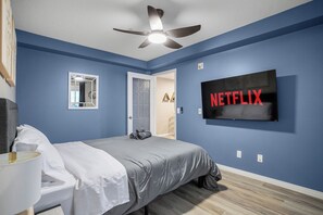 2 Schlafzimmer, Schreibtisch, Bügeleisen/Bügelbrett, Reisekinderbett