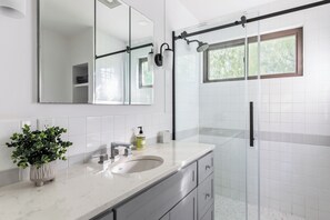 Hair dryer, towels, toilet paper - Spacious 5-bedroom house in Ocean Beach with Heated Saltwater Pool!! (Ocean Beach)