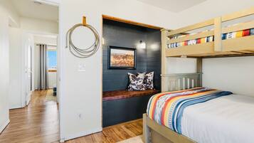 3 bedrooms, desk, iron/ironing board, free WiFi