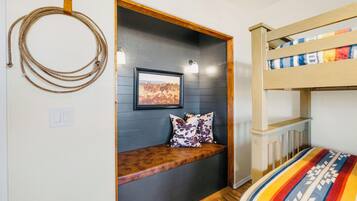 3 habitaciones, escritorio, tabla de planchar con plancha y wifi gratis
