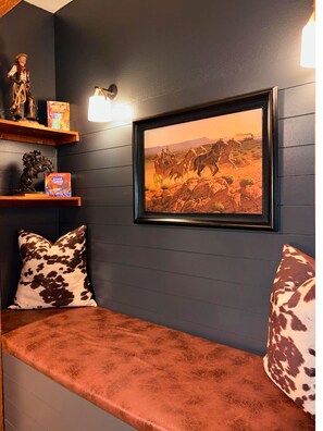 Interior - Relaxing Family Getaway •27mi to Canyon •King •AC •BBQ •WD (Williams)