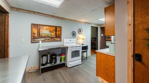 Private kitchen - Vintage Main Street Retreat Sleeps 25 (Ovid)