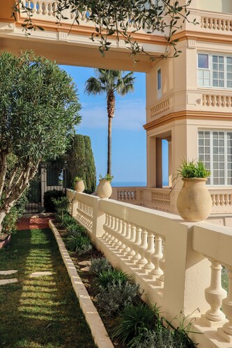 Peaceful garden apartment on Mont Boron spectacular sea view. Brand new renov.