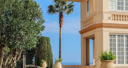 Peaceful garden apartment on Mont Boron spectacular sea view. Brand new renov.