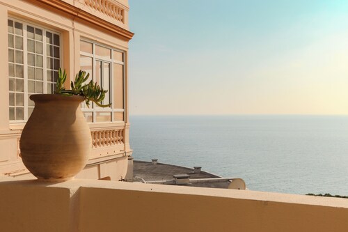 Peaceful garden apartment on Mont Boron spectacular sea view. Brand new renov.