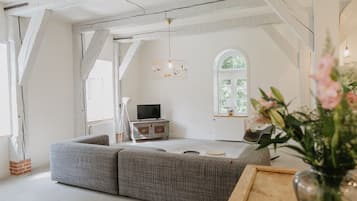 Fernseher, Kamin, Stereoanlage