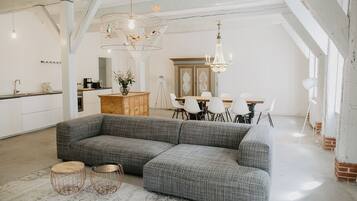 Fernseher, Kamin, Stereoanlage