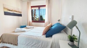 3 slaapkamers, een strijkplank/strijkijzer, reisbedje, wifi