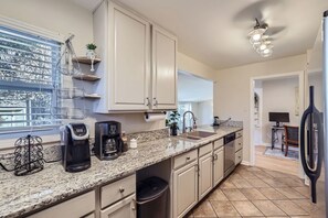 Køleskab, mikrobølgeovn, ovn, kogeplade