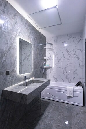Standard Room, City View | Bilik Mandi | Gabungan pancuran/tab mandi, pengering rambut, tuala disediakan, sabun 