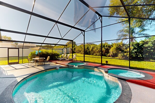 Pool - Spacious home with game room and mickey shaped pool and gas grill (Kissimmee)