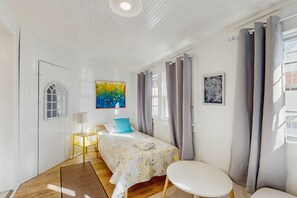5 slaapkamers, een strijkplank/strijkijzer, internet, beddengoed