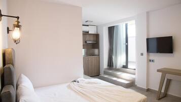 Neljän hengen economy-huone | Kannettavalle tietokoneelle sopiva työtila, äänieristys, ilmainen Wi-Fi