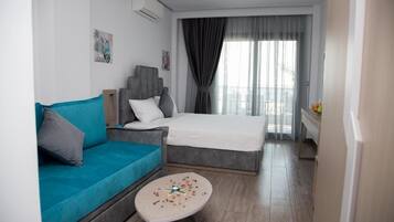 Junior Studio Suite | Laptop workspace, soundproofing, free WiFi