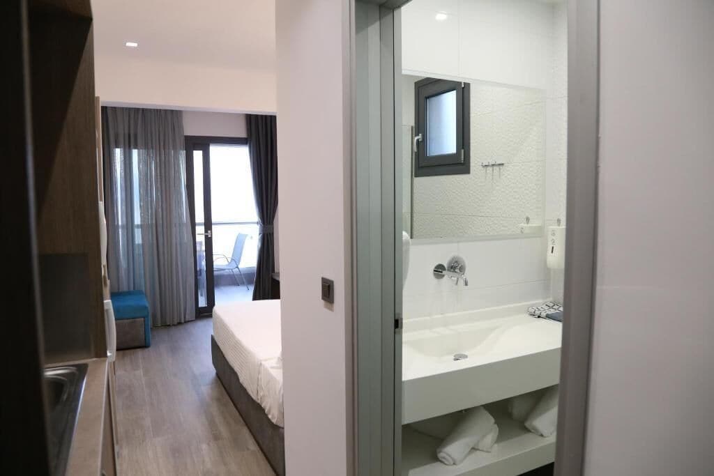 Studio Deluxe | Khu vực làm việc phù hợp cho laptop, phòng cách âm 