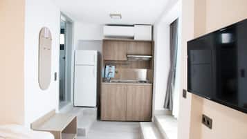Habitación cuádruple económica | Espacio para trabajar con laptop, insonorización y wifi gratis
