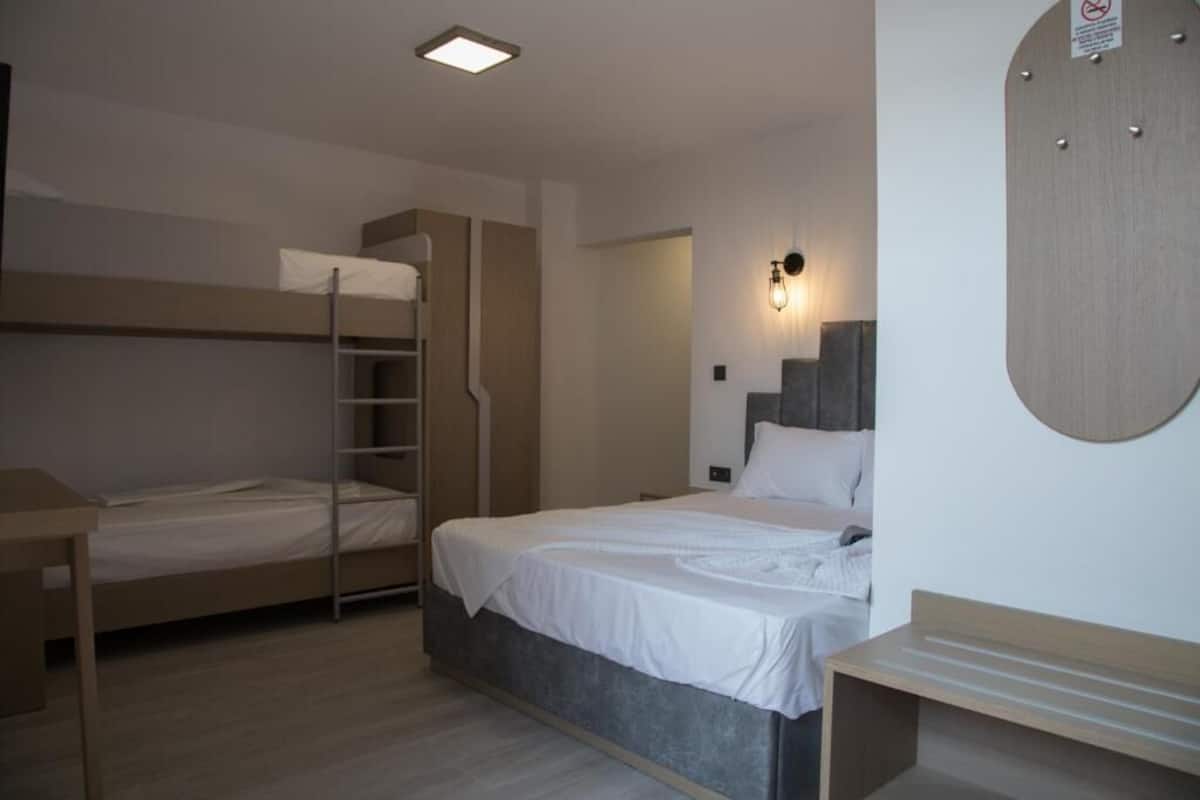 Habitación cuádruple económica | Espacio para trabajar con laptop, insonorización y wifi gratis
