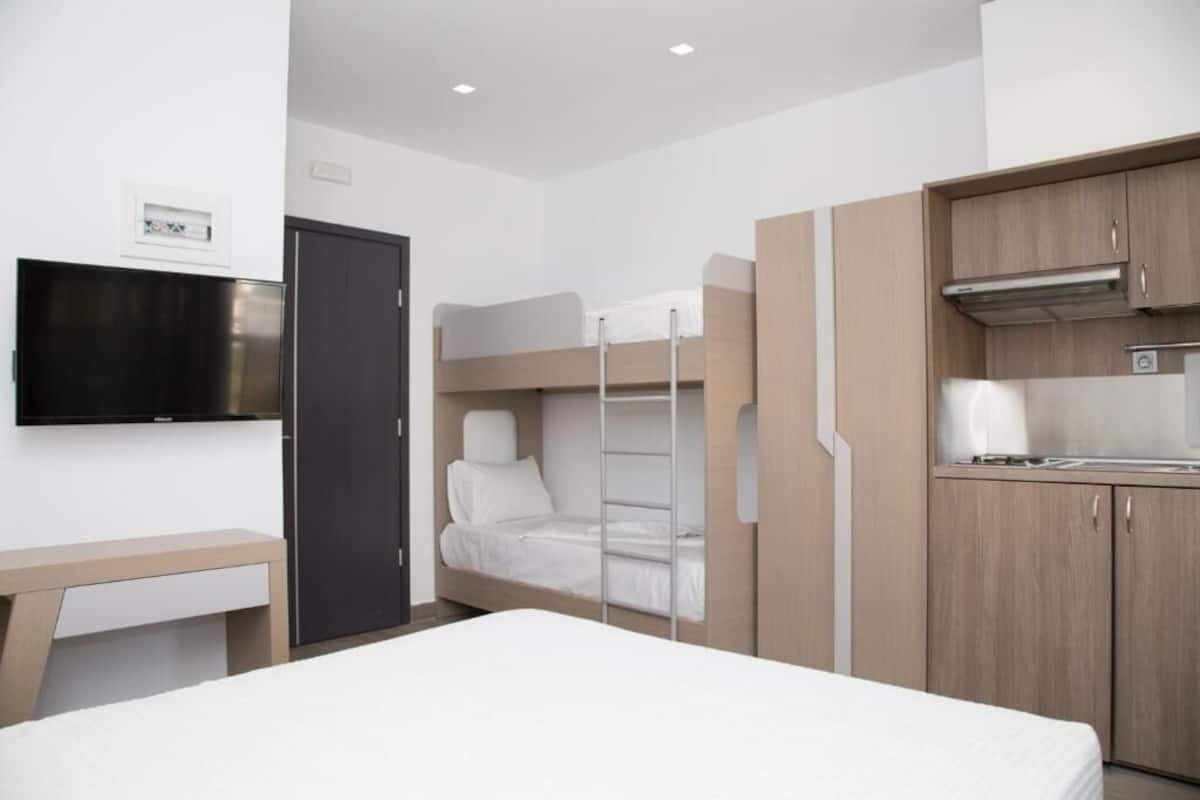 Habitación familiar | Espacio para trabajar con laptop, insonorización y wifi gratis