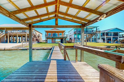 Waterfront house with private patio, dock access and free WiFi