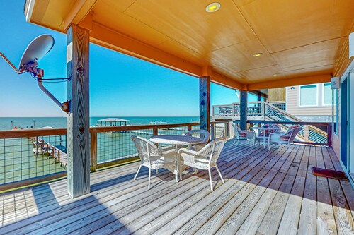 Waterfront house with private patio, dock access and free WiFi