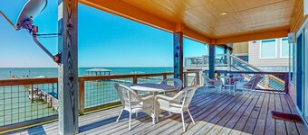 Waterfront house with private patio, dock access and free WiFi