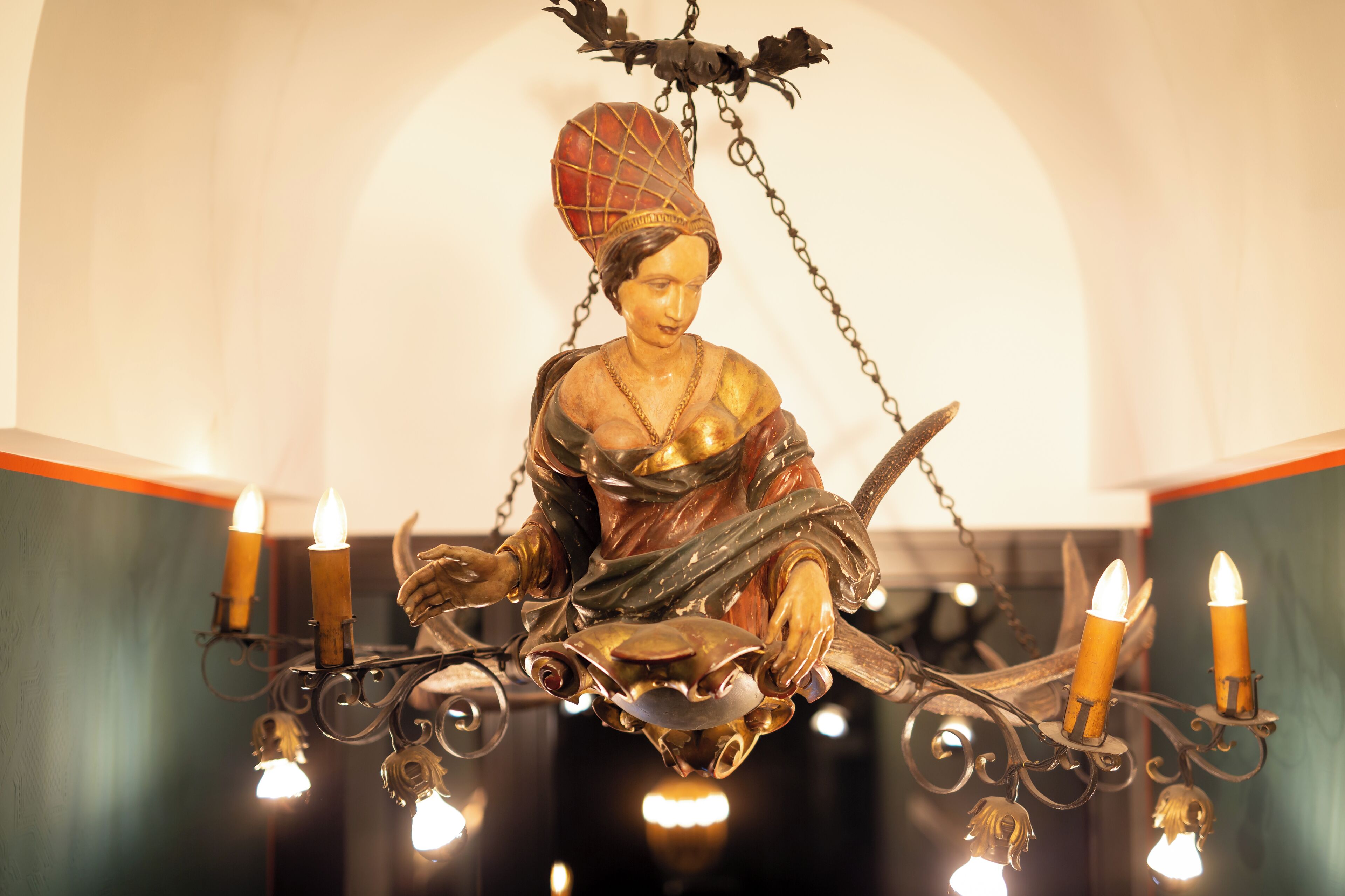 Un candelabro con una figura central y múltiples luces similares a velas.