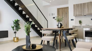 Luksus-toetasjesleilighet, ikke-røyk, balkong | Eget kjøkken | Minikjøleskap, mikrobølgeovn, ovn og kokeplater