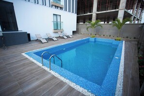 Outdoor pool - BelRose Place (Accra)