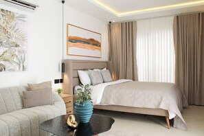 Luxury Studio, Non Smoking, Kitchenette | Desk, laptop workspace, blackout drapes, iron/ironing board - BelRose Place (Accra)