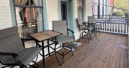 The Overlook Suite - Downtown, Balcony, Jacuzzi, Free Parking