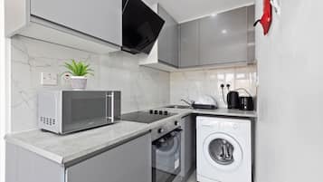 Classic Studio | Shared kitchen | Full-sized fridge, microwave, oven, stovetop