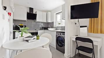 Classic Studio | Bathroom | Shower, hair dryer, towels, toilet paper