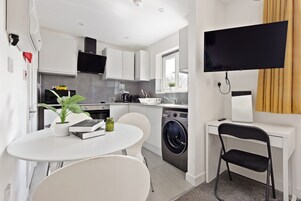 Apartamento de lujo, baño privado | Baño | Ducha, secador de pelo, toallas y papel higiénico