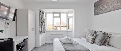 Classic Studio | Desk, laptop workspace, iron/ironing board, free WiFi