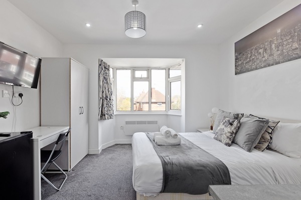 Luxury Apartment, Ensuite | Desk, laptop workspace, iron/ironing board, WiFi (free)