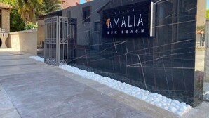 A black marble wall with the sign "Villa Amalia Sun Beach". - Villa Amalia Sun Beach (Volvi)