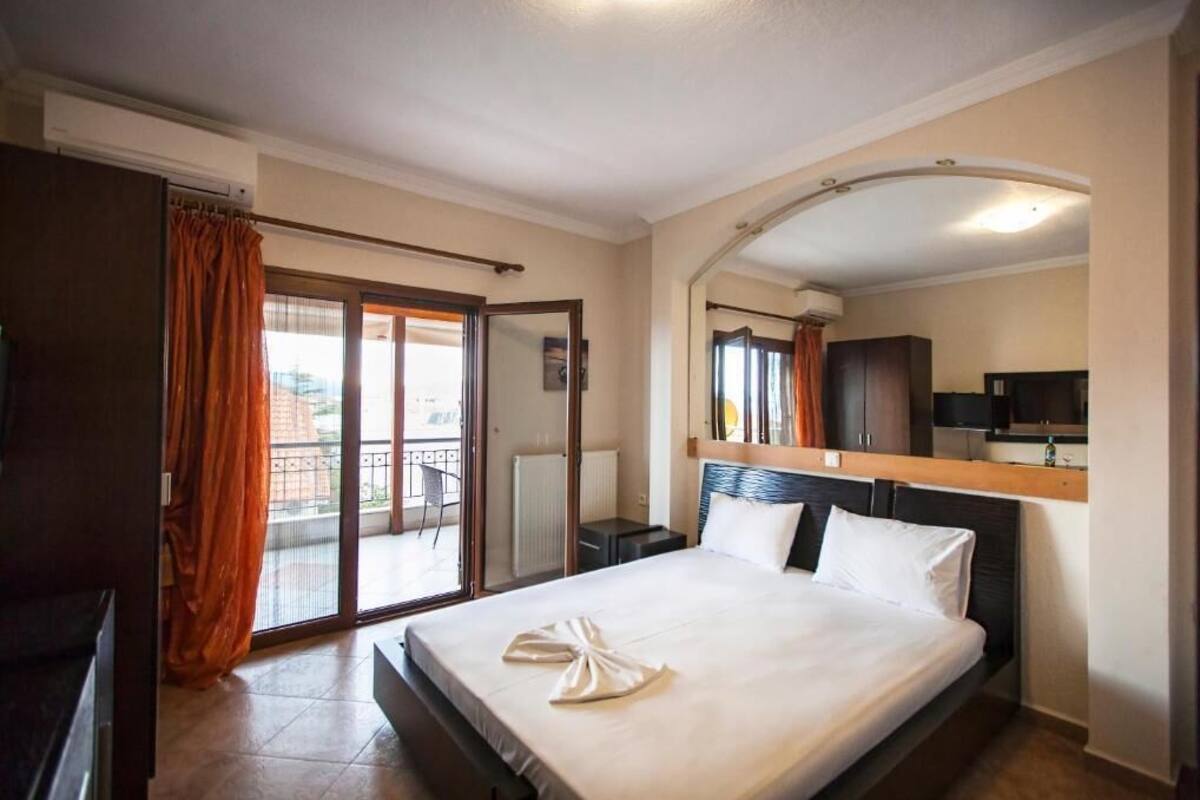 1 bedroom, laptop workspace, soundproofing, free WiFi